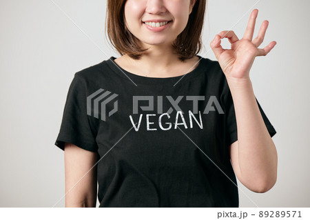 ヴィーガンのTシャツを着てOKポーズをする若い女性 89289571