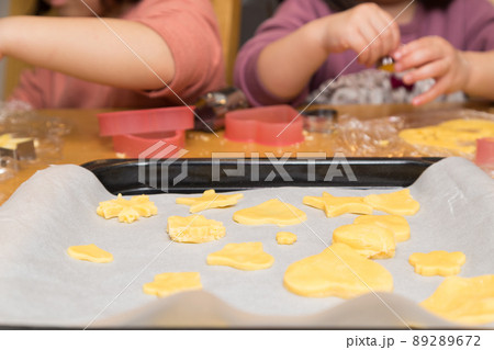 お菓子作りをする子供 89289672
