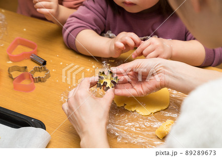 お菓子作りをする家族 89289673