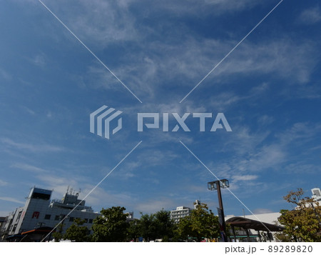 駅前の開けた広場から見た夏の青い空 駅前の開けた広場から見た夏の青い空 89289820