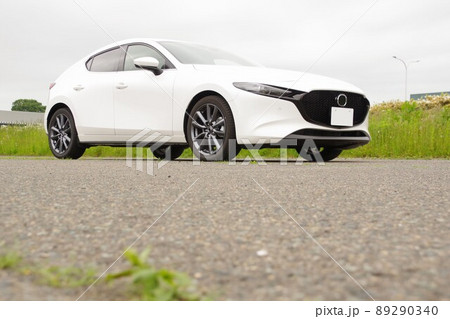 自動車イメージ　マツダ3のローアングル 89290340