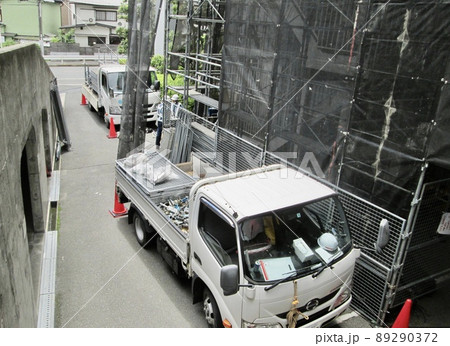 マンション大規模修繕足場工事、居住者から見た大規模修繕足場工事、安全第一、強風時は危険 マンション大規模修繕足場工事、居住者から見た大規模修繕足場工事、安全第一、強風時は危険 89290372