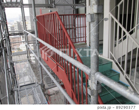 マンション大規模修繕足場工事、居住者から見た大規模修繕足場工事、安全第一、強風時は危険 マンション大規模修繕足場工事、居住者から見た大規模修繕足場工事、安全第一、強風時は危険 89290377