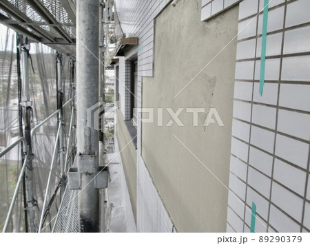 マンション大規模修繕足場工事、居住者から見た大規模修繕足場工事、安全第一、強風時は危険 89290379