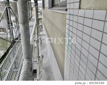 マンション大規模修繕足場工事、居住者から見た大規模修繕足場工事、安全第一、強風時は危険 89290380