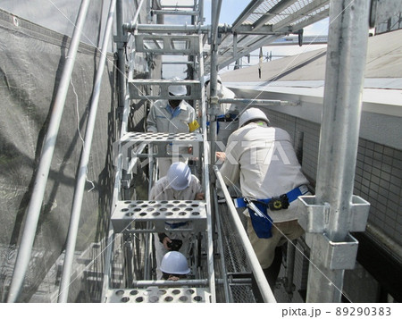 マンション大規模修繕足場工事、居住者から見た大規模修繕足場工事、安全第一、強風時は危険 マンション大規模修繕足場工事、居住者から見た大規模修繕足場工事、安全第一、強風時は危険 89290383