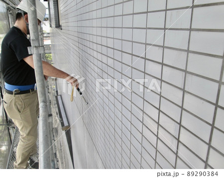 マンション大規模修繕足場工事、居住者から見た大規模修繕足場工事、安全第一、強風時は危険 89290384