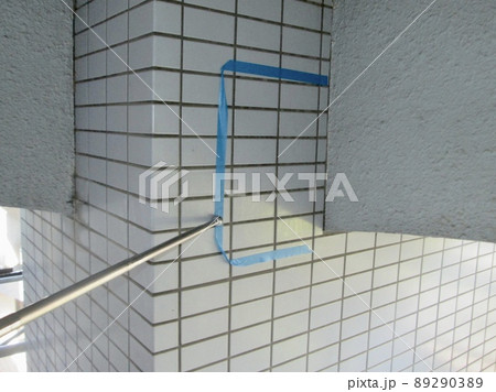 マンション大規模修繕足場工事、居住者から見た大規模修繕足場工事、安全第一、強風時は危険 89290389