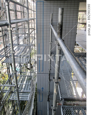 マンション大規模修繕足場工事、居住者から見た大規模修繕足場工事、安全第一、強風時は危険 89290390