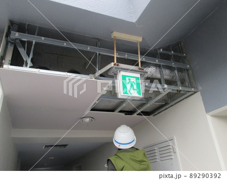 マンション大規模修繕足場工事、居住者から見た大規模修繕足場工事、安全第一、強風時は危険 89290392