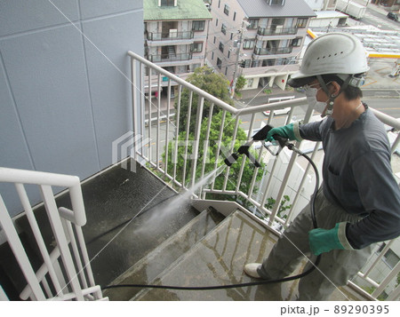 マンション大規模修繕足場工事、居住者から見た大規模修繕足場工事、安全第一、強風時は危険 89290395