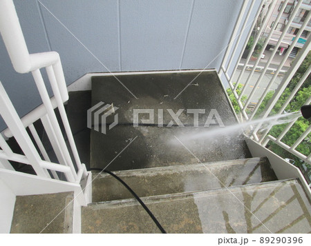 マンション大規模修繕足場工事、居住者から見た大規模修繕足場工事、安全第一、強風時は危険 マンション大規模修繕足場工事、居住者から見た大規模修繕足場工事、安全第一、強風時は危険 89290396