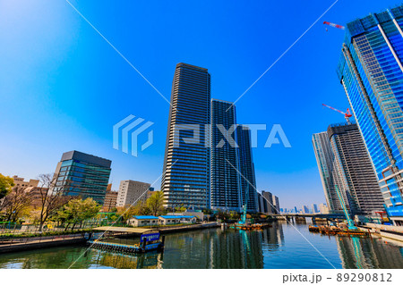 東京　中央区晴海の都市風景　晴海埠頭のタワーマンション 89290812