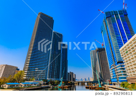 東京　中央区晴海の都市風景　晴海埠頭のタワーマンション 89290813