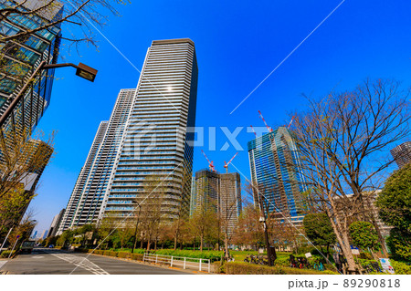 東京　中央区晴海の都市風景　晴海埠頭のタワーマンション 89290818
