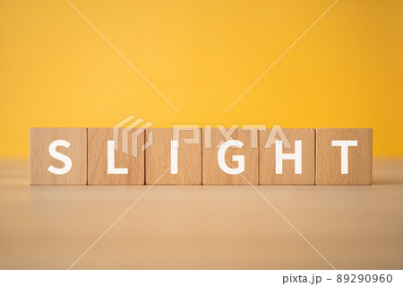 「SLIGHT」と書かれた積み木 89290960