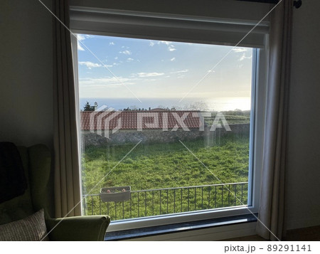 窓の向こうの海の風景 89291141