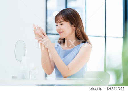 ハンドケアする女性 ハンドケアする女性 89291362