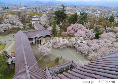 鶴ヶ城の天主閣、最上階から満開の桜が展望できます 89291496