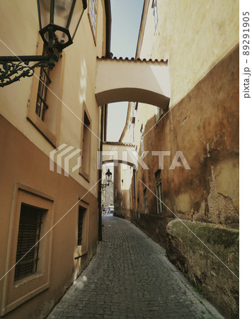 チェコ共和国プラハの狭い路地裏と石畳と街灯 89291905