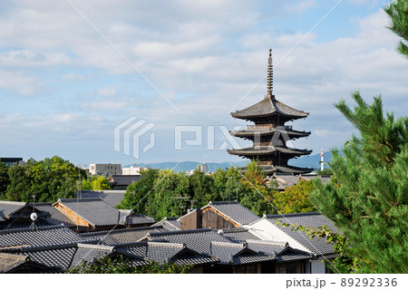 京都東山区の町並み 89292336