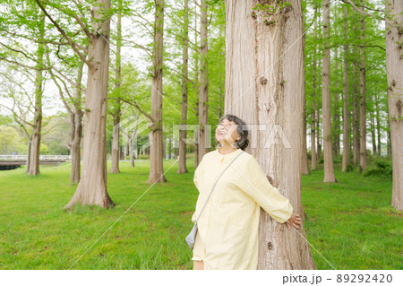 森林浴をする女性 89292420