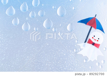 てるてる坊主と傘と雨イメージの雫 89292700
