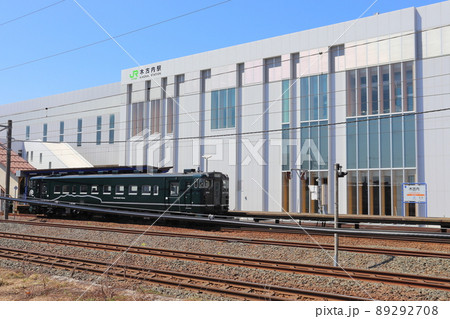 木古内駅に停車する道南いさりび鉄道 キハ40 濃緑色 車両 木古内駅に停車する道南いさりび鉄道 キハ40 濃緑色 車両 89292708