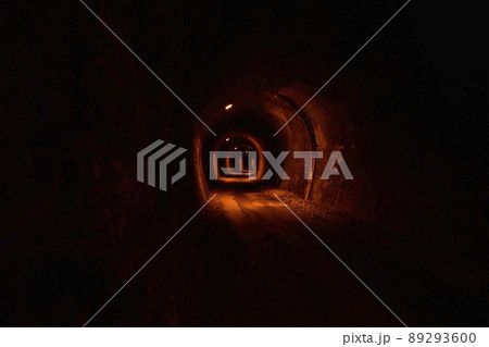 旧信越線廃線跡の碓氷峠横川寄りのアプトの道のトンネル 旧信越線廃線跡の碓氷峠横川寄りのアプトの道のトンネル 89293600