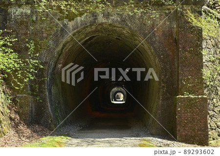 旧信越線廃線跡の碓氷峠横川寄りのアプトの道のトンネル 旧信越線廃線跡の碓氷峠横川寄りのアプトの道のトンネル 89293602