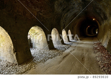 旧信越線廃線跡の碓氷峠横川寄りのアプトの道のトンネル 旧信越線廃線跡の碓氷峠横川寄りのアプトの道のトンネル 89293610