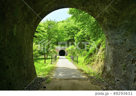 旧信越線廃線跡の碓氷峠横川寄りのアプトの道のトンネル 旧信越線廃線跡の碓氷峠横川寄りのアプトの道のトンネル 89293631