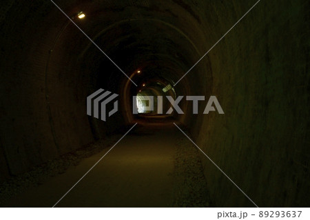 旧信越線廃線跡の碓氷峠横川寄りのアプトの道のトンネル 旧信越線廃線跡の碓氷峠横川寄りのアプトの道のトンネル 89293637
