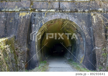 旧信越線廃線跡の碓氷峠横川寄りのアプトの道のトンネル 旧信越線廃線跡の碓氷峠横川寄りのアプトの道のトンネル 89293641