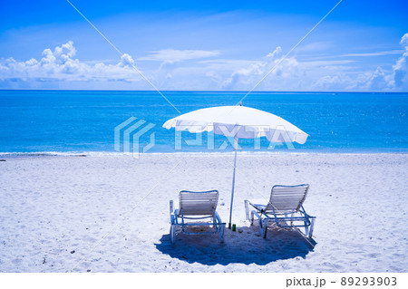 夏の海と白いパラソル 89293903