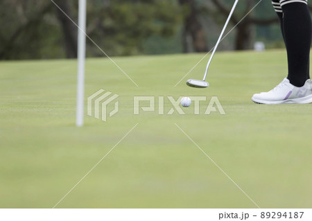 グリーンパッティングイメージ 若い女性足元 転がるゴルフボール グリーンパッティングイメージ 若い女性足元 転がるゴルフボール 89294187