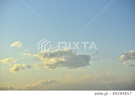 夕日に色付く雲と空 89294857