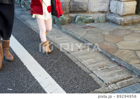郊外・歩行者・親子・足元・歩道・白線・生活道路・アップ 89294956