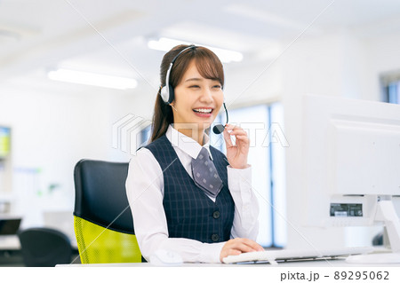オペレーターの若い女性 89295062