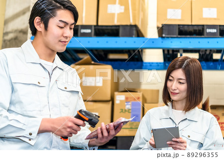 倉庫で貨物をスキャンする作業者 89296355