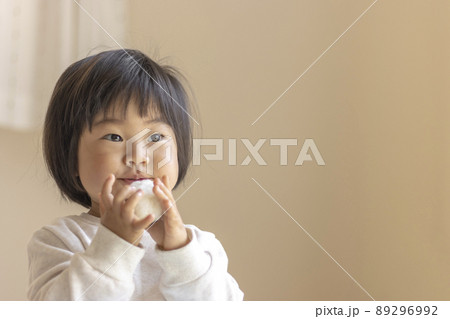 小さいおにぎりを食べる赤ちゃん（1歳9か月、女の子、日本人） 89296992