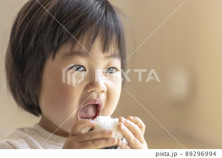 小さいおにぎりを食べる赤ちゃん（1歳9か月、女の子、日本人） 89296994