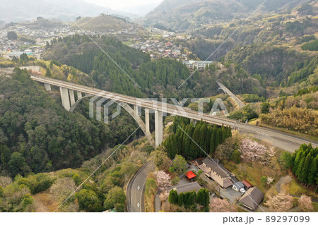 高千穂峡に架かる神都高千穂大橋と高千穂大橋の空撮 高千穂峡に架かる神都高千穂大橋と高千穂大橋の空撮 89297099