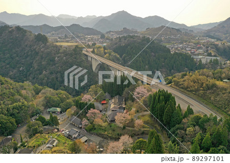 高千穂峡に架かる神都高千穂大橋の空撮 89297101