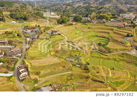 高千穂町の早朝の田園風景の空撮 89297102
