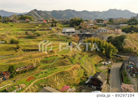 高千穂町の早朝の田園風景の空撮 89297104