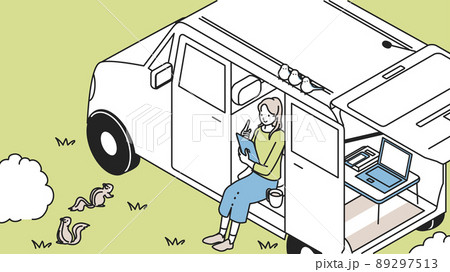 自然の中で車を利用してワーケーションをする女性 89297513