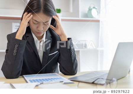 Asian female staffers are disappointed by the mistakes made, Despair or disappointment, Sad feeling, Suffering, Desperate, Hopeless, Fail, disastrous, bankrupt, Scared, panicky, Failure of life. 89297622