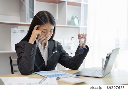 Asian female staffers are disappointed by the mistakes made, Despair or disappointment, Sad feeling, Suffering, Desperate, Hopeless, Fail, disastrous, bankrupt, Scared, panicky, Failure of life. Asian female staffers are disappointed by the mistakes made, Despair or disappointment, Sad feeling, Suffering, Desperate, Hopeless, Fail, disastrous, bankrupt, Scared, panicky, Failure of life. 89297623