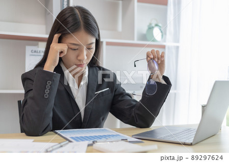 Asian female staffers are disappointed by the mistakes made, Despair or disappointment, Sad feeling, Suffering, Desperate, Hopeless, Fail, disastrous, bankrupt, Scared, panicky, Failure of life. 89297624